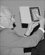 Prof. MUDr. J. Kříž (nar. 1910) při přebírání ceny za rozvoj porodnické analgezie. Celostátní kongres České gynekologické a porodnické společnosti ČLS J. E. Purkyně, Karlovy Vary, 1997